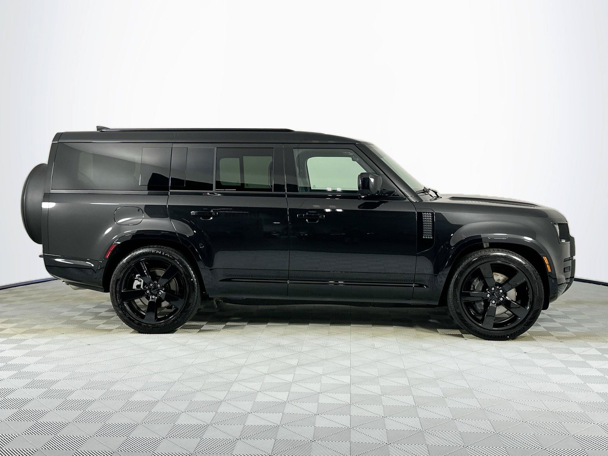 Used 2026 Land Rover Defender 130 X-Dynamic SE AWD/4WD image 4