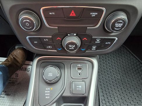 Used 2019 Jeep Compass Latitude w/ Popular Equipment Group AWD/4WD image 7