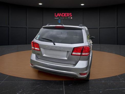 Used 2019 Dodge Journey SE w/ Connectivity Group FWD image 3