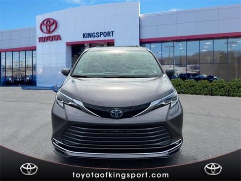 Certified 2023 Toyota Sienna Platinum image 8