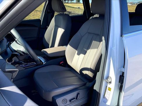 Certified 2025 Audi Q5 Premium w/ Convenience Package image 7