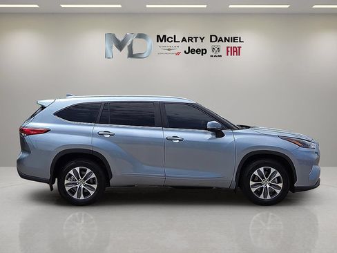 Used 2023 Toyota Highlander XLE AWD/4WD image 6