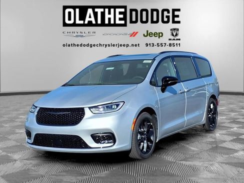 New 2026 Chrysler Pacifica Limited w/ S Appearance Package image 1