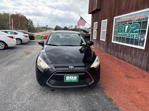 Used 2017 Toyota Yaris iA FWD image 3