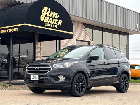 Used 2018 Ford Escape SE w/ SE Sport Appearance Package FWD image 1