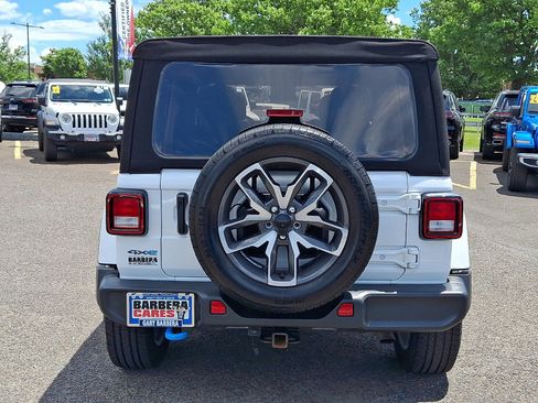 Used 2024 Jeep Wrangler Unlimited w/ Convenience Group AWD/4WD image 5