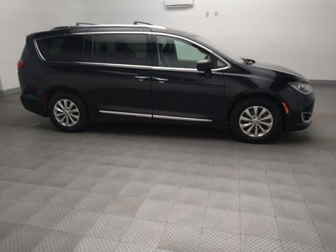 Used 2018 Chrysler Pacifica Touring-L w/ Premium Audio Group FWD image 11