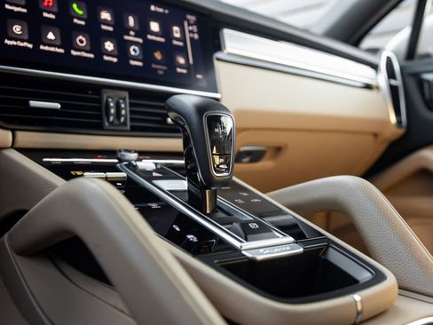 Certified 2023 Porsche Cayenne Platinum Edition image 27