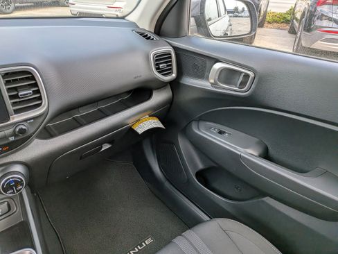Certified 2025 Hyundai Venue SEL image 17