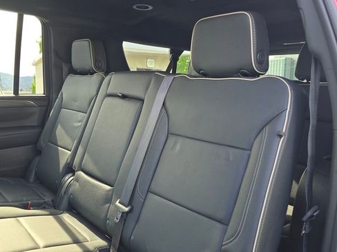 Used 2022 GMC Yukon XL SLT w/ SLT Luxury Package AWD/4WD image 17