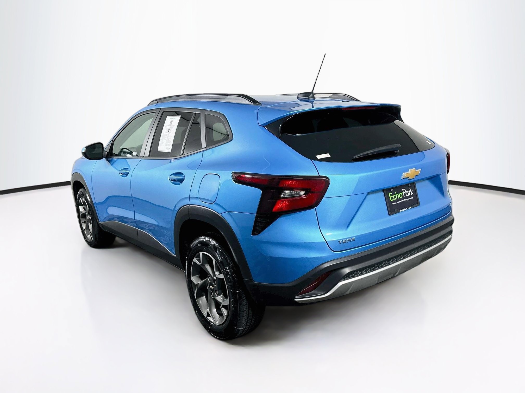 Used 2025 Chevrolet Trax LT FWD image 5
