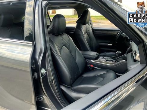 Used 2024 Toyota Highlander Platinum image 7