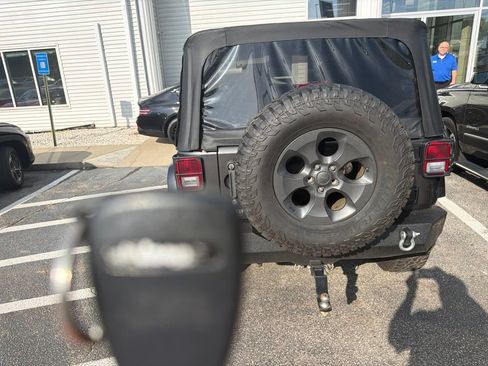 Used 2017 Jeep Wrangler Sport AWD/4WD image 4
