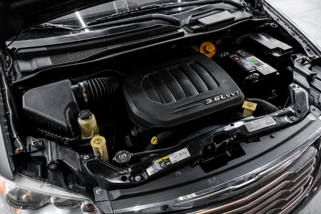 Used 2015 Chrysler Town & Country Touring w/ Driver Convenience Group FWD image 58
