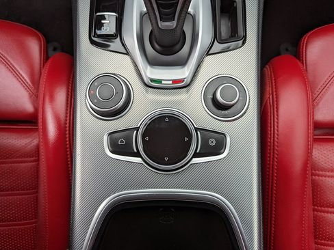 Used 2022 Alfa Romeo Stelvio Veloce AWD/4WD image 26