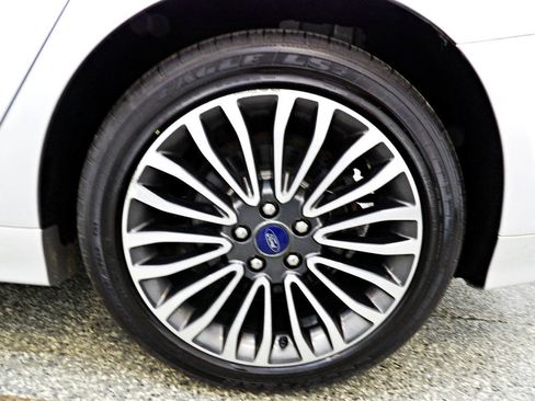 Used 2018 Ford Fusion SE w/ Fusion SE Technology Package FWD image 19