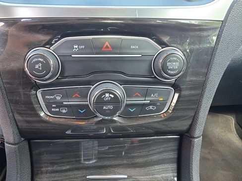 Used 2015 Chrysler 300 Limited RWD image 33