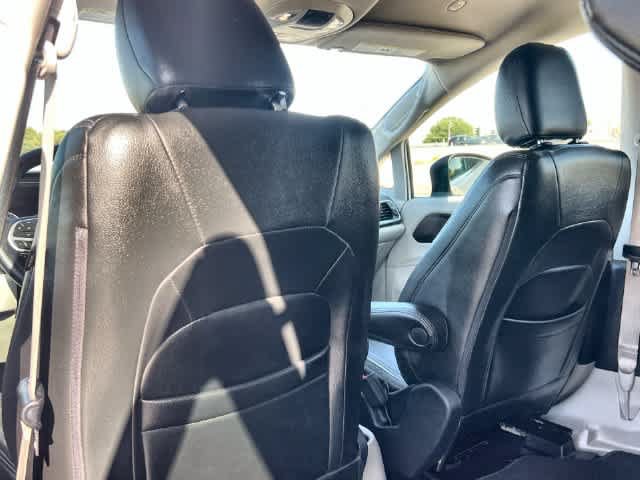 Used 2020 Chrysler Voyager LX FWD image 13