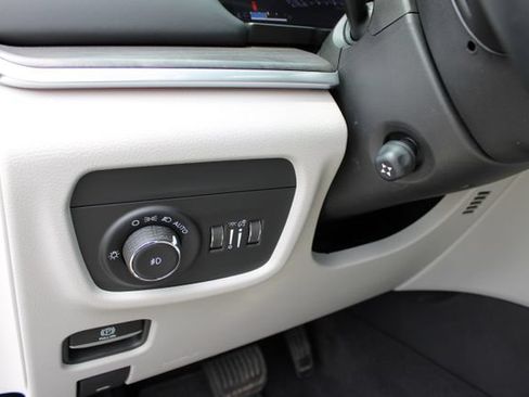 Used 2022 Jeep Grand Cherokee Overland AWD/4WD image 16