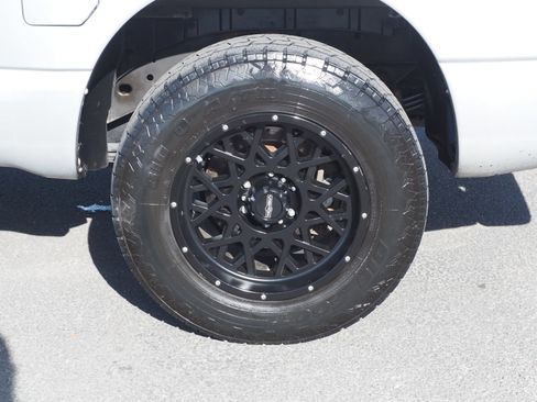 Used 2018 Nissan Titan SV w/ SV Convenience Package image 7