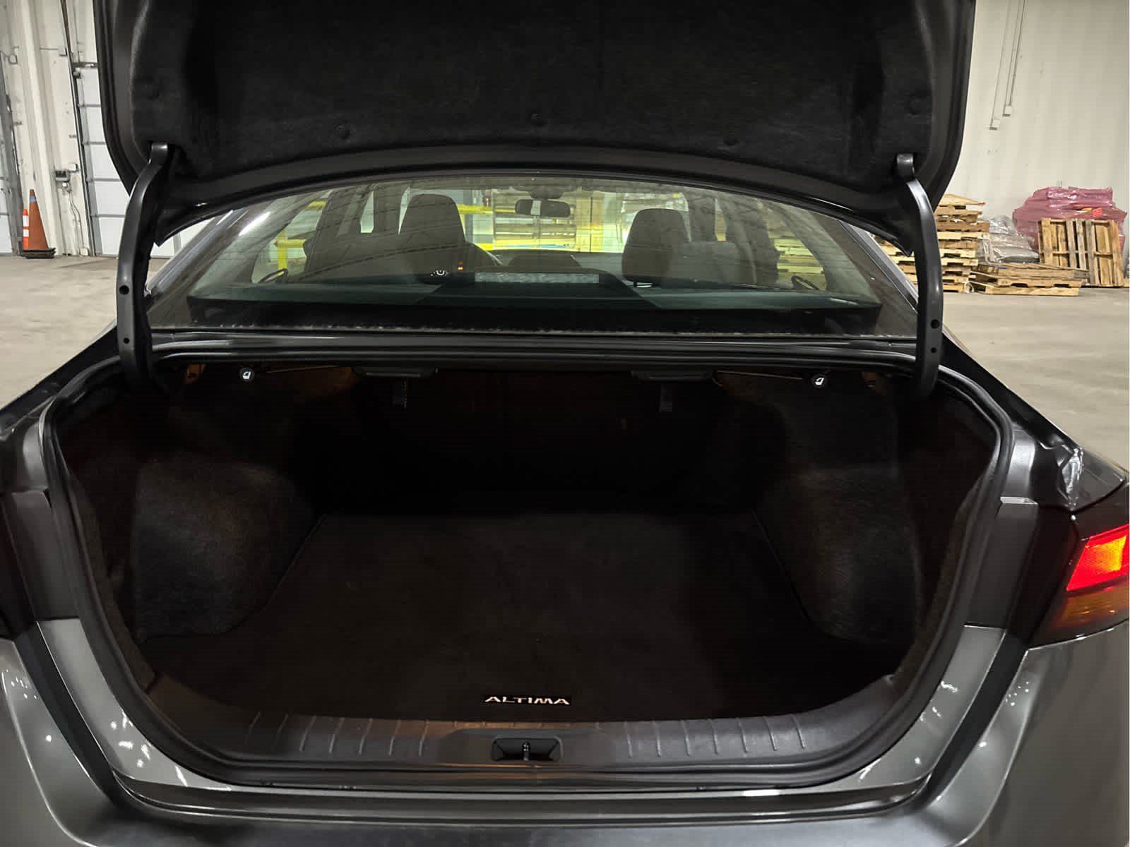 Used 2025 Nissan Altima 2.5 SV FWD image 7