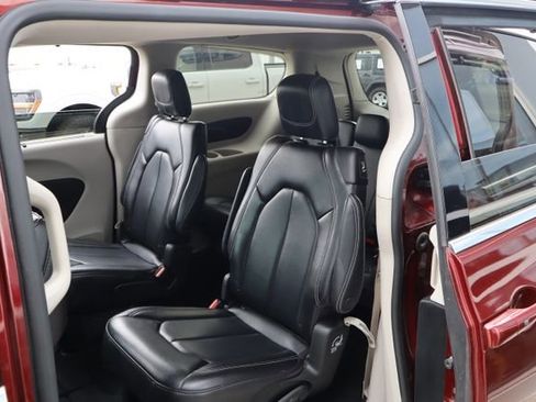 Used 2023 Chrysler Pacifica Touring-L FWD image 24