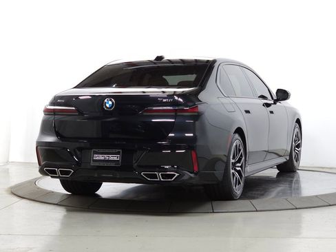 Used 2025 BMW 760i xDrive w/ Premium Package image 10