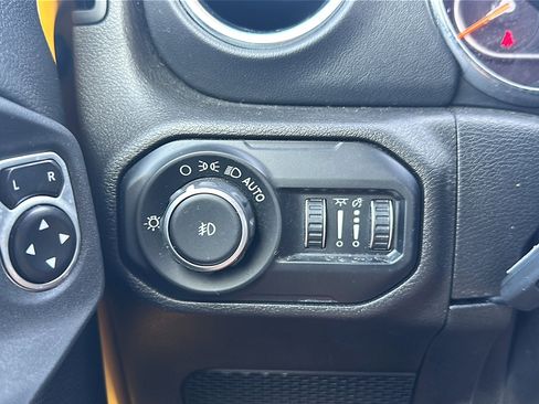 Used 2019 Jeep Wrangler Unlimited Sahara w/ Uconnect 4C Nav & Sound Group image 37