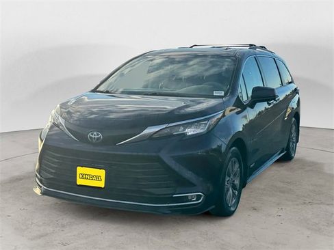 Used 2021 Toyota Sienna XLE image 1