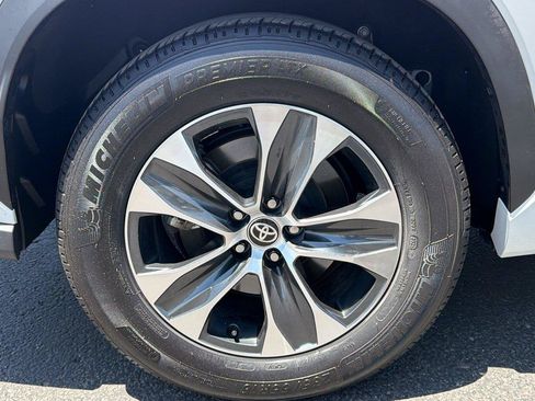 Certified 2025 Toyota Highlander XLE FWD image 11