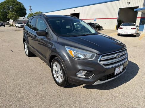 Used 2018 Ford Escape SE FWD image 2