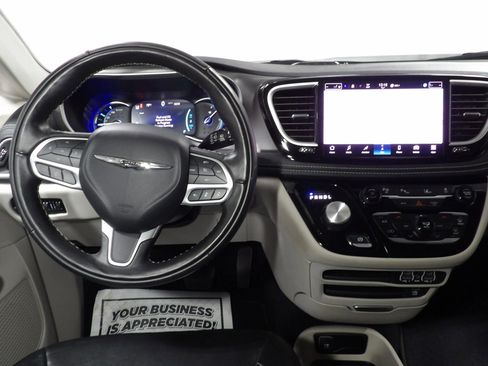 Used 2022 Chrysler Pacifica Touring-L w/ Uconnect Theater Family Group image 25