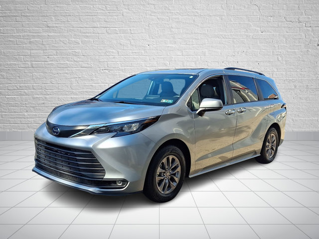 Certified 2025 Toyota Sienna XLE FWD image 3