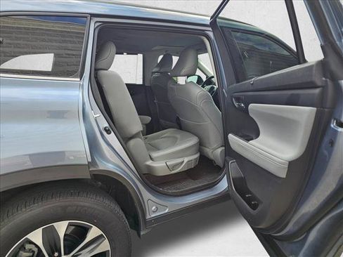 Used 2022 Toyota Highlander XLE AWD/4WD image 14