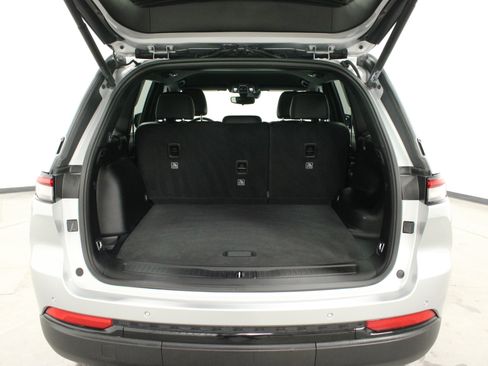 Used 2023 Jeep Grand Cherokee Altitude image 12