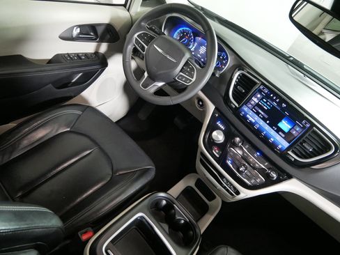 Used 2022 Chrysler Pacifica Touring-L FWD image 9
