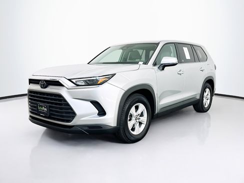 Used 2025 Toyota Grand Highlander AWD image 3