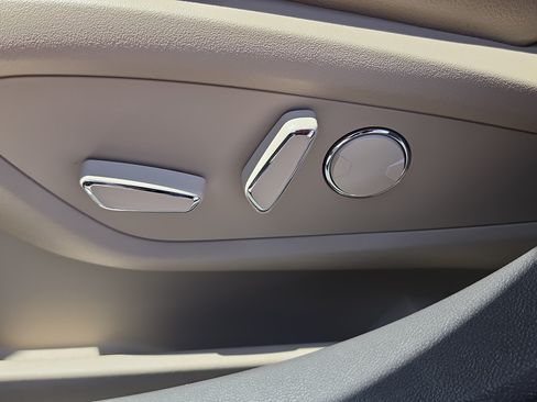Used 2022 Lincoln Nautilus FWD w/ Premium Package image 10