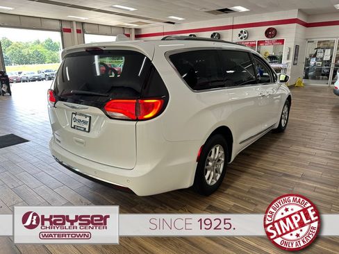 Used 2020 Chrysler Pacifica Touring-L FWD image 5