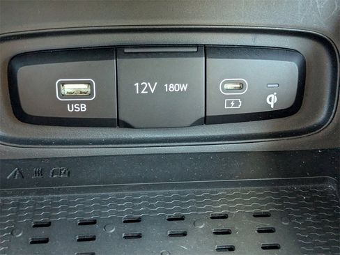 Used 2023 Hyundai Venue Limited image 19