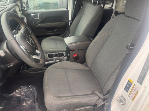 Used 2025 Jeep Wrangler Sahara image 35