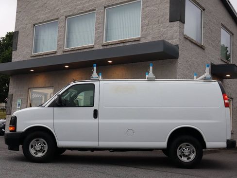 Used 2017 Chevrolet Express 2500 RWD image 2