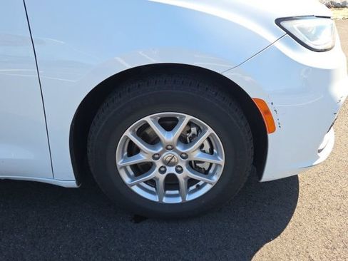 Used 2023 Chrysler Pacifica Touring-L image 4
