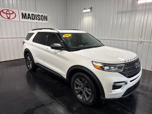 Used 2021 Ford Explorer XLT w/ Equipment Group 202A AWD/4WD image 4