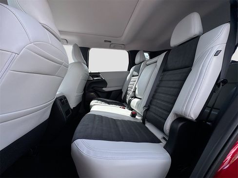 New 2025 Mitsubishi Outlander SE image 26