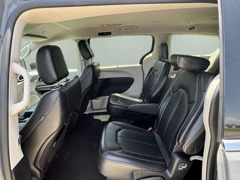 Used 2023 Chrysler Pacifica Touring-L FWD image 34