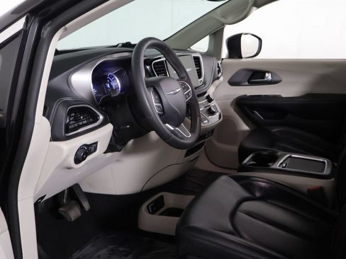 Used 2023 Chrysler Pacifica Touring-L FWD image 21