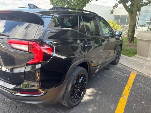Used 2024 GMC Terrain SLE w/ Driver Convenience Package AWD/4WD image 3