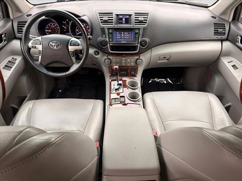 Used 2013 Toyota Highlander Limited image 25
