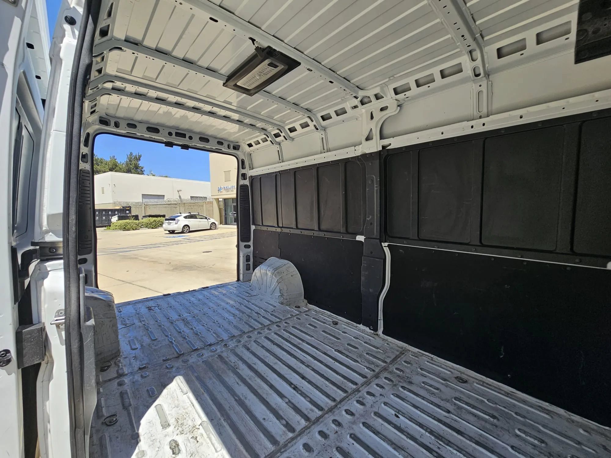 Used 2025 RAM ProMaster 2500 w/ Convenience Group FWD image 12